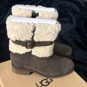 UGG Blayre II Size 8 Brown Leather Short Boots
